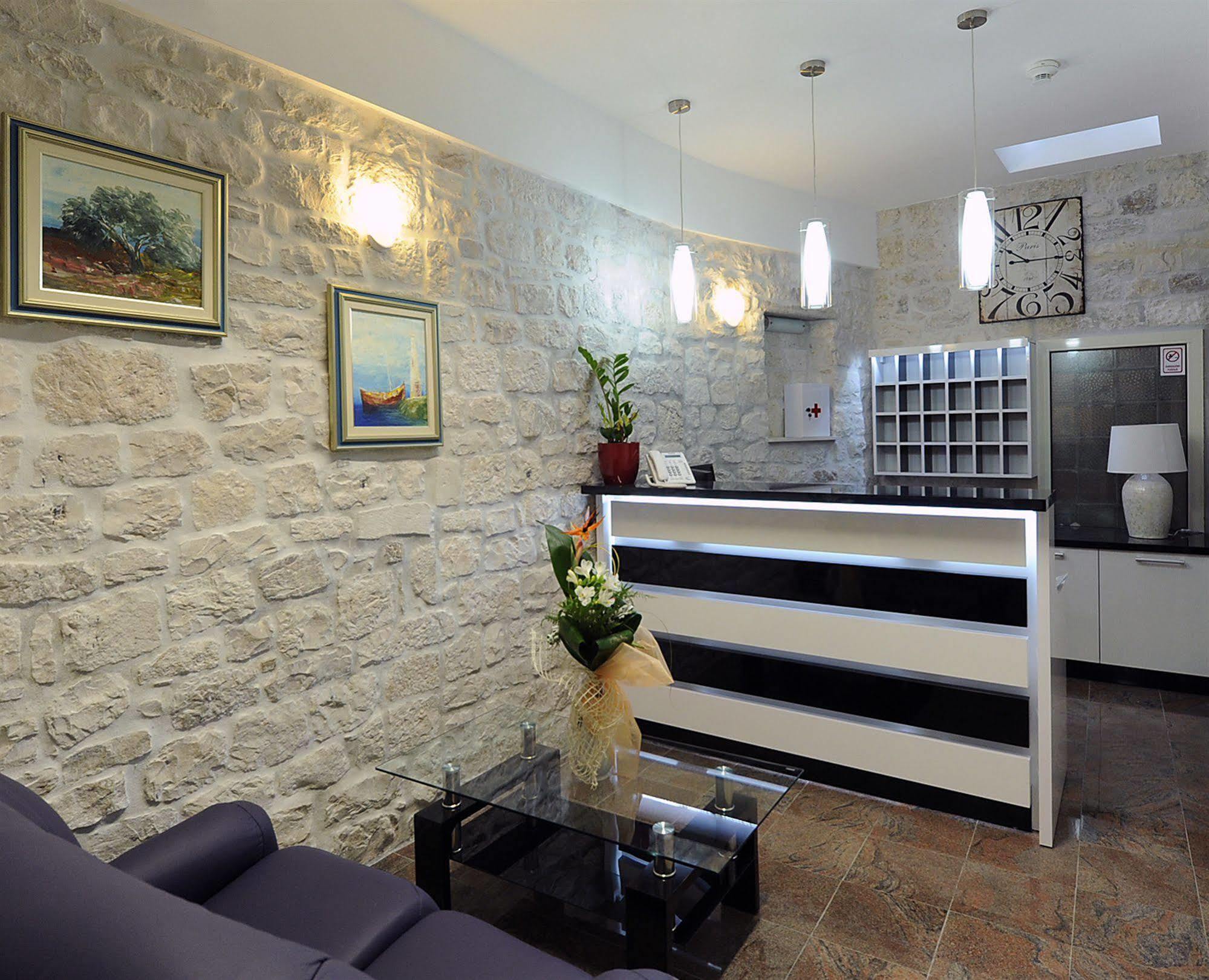 Hotel Monika Trogir Bagian luar foto